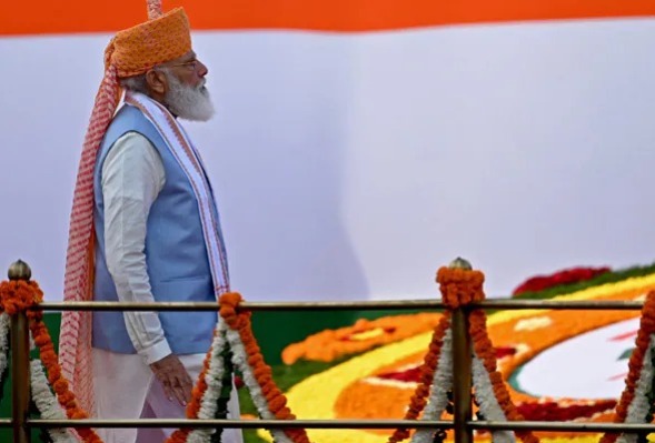 ২০২১: কোলাপুরি ফেটা স্টাইলের পাগড়ি পরেছিলেন, যা তাঁর গোড়ালির নিচ পর্যন্ত লম্বা ছিল।